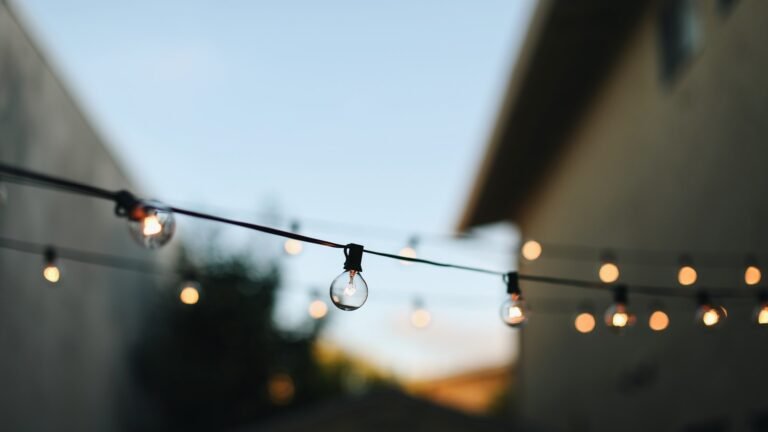 Focos Solares vs Guirnaldas: Qué Elegir para tu Terraza