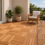 Baldosas de tarima de madera con sistema click instaladas en una terraza