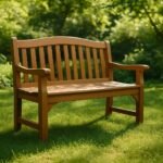 Banco de jardín de madera en un entorno verde con luz moteada