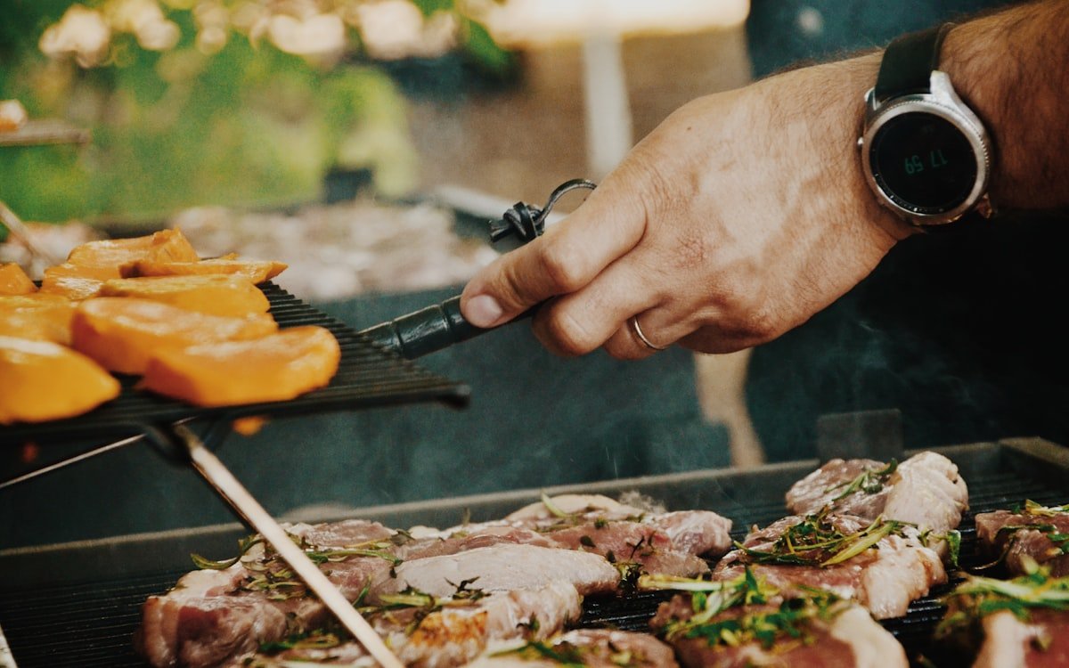 Comprobando el punto de cocción de la carne con un termómetro de sonda en la barbacoa