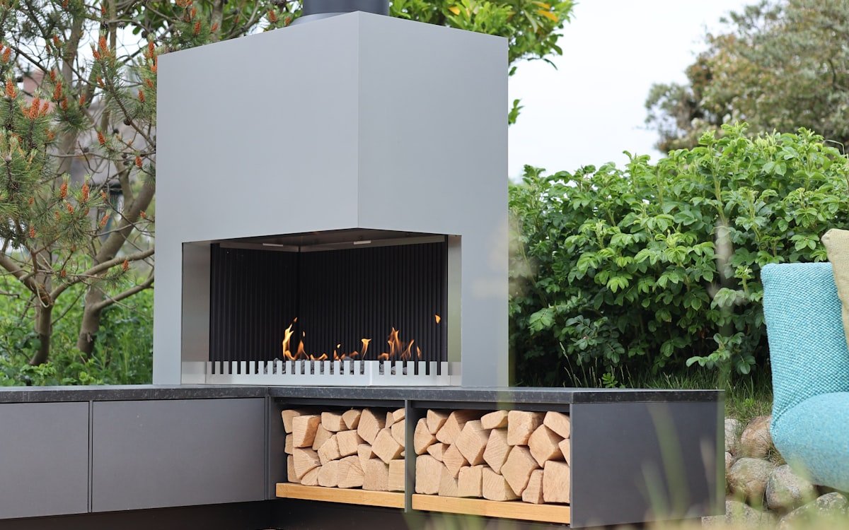 Chimenea de bioetanol moderna en una terraza exterior