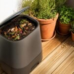 Compostador compacto para balcón o terraza con restos de cocina compostándose