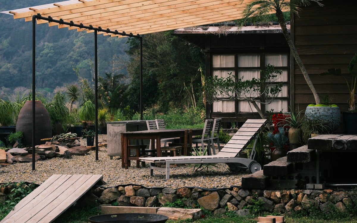 Pérgola exterior con cortinas y zona de estar decorada