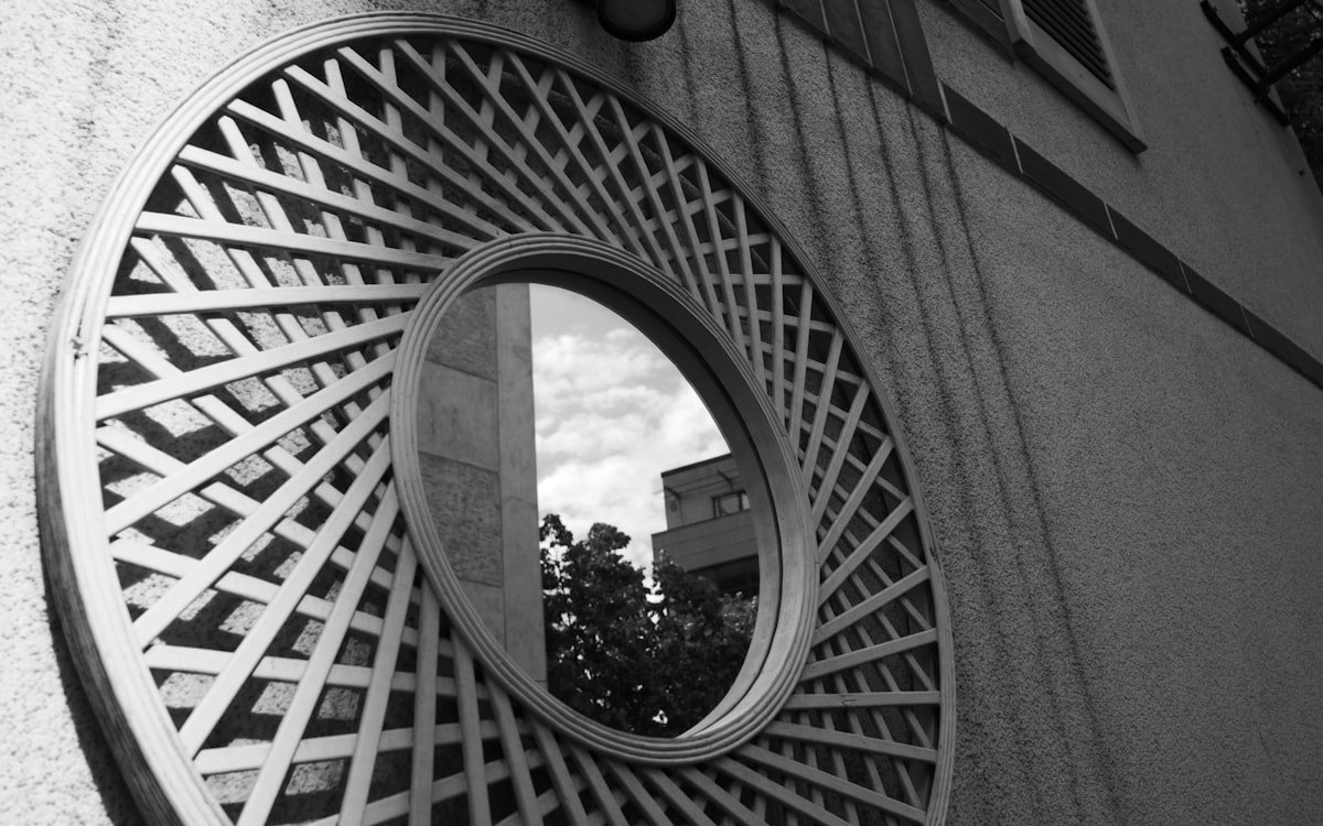 Espejo decorativo instalado en un muro de exterior