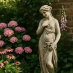 Figura decorativa de jardín entre plantas con flores en un rincón de jardín