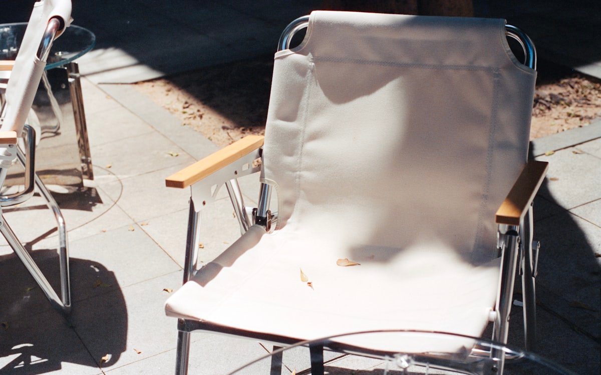 Silla de exterior con funda protectora colocada