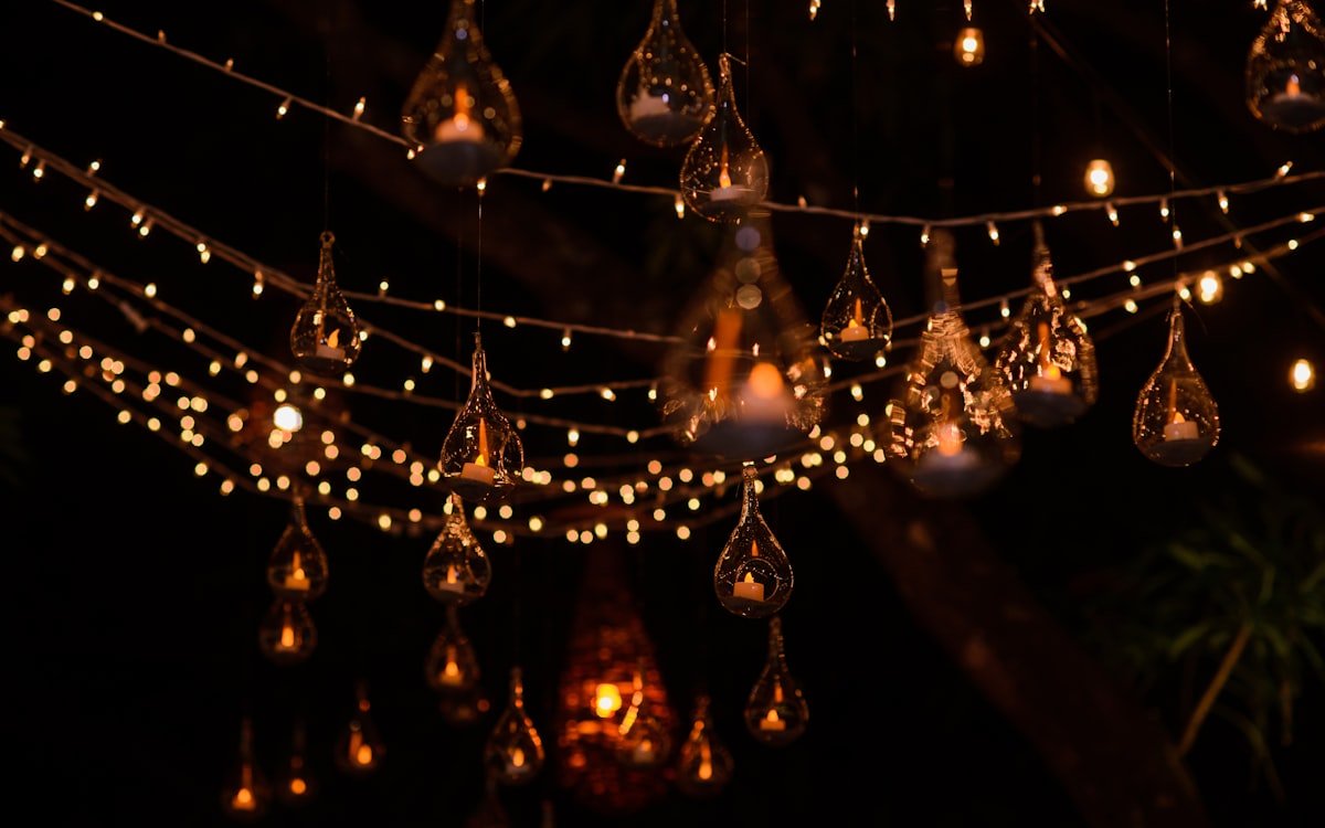 Guirnalda de luces instalada iluminando una terraza al anochecer