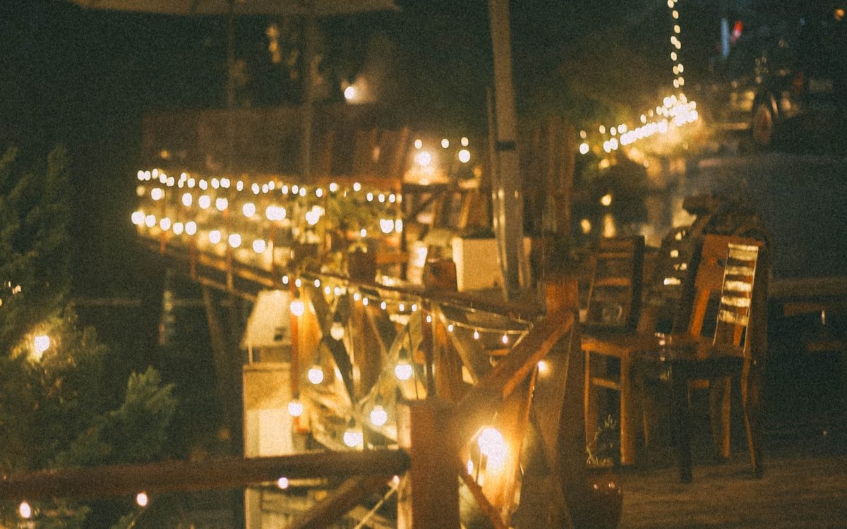 Terraza con varias fuentes de luz cálida por la noche