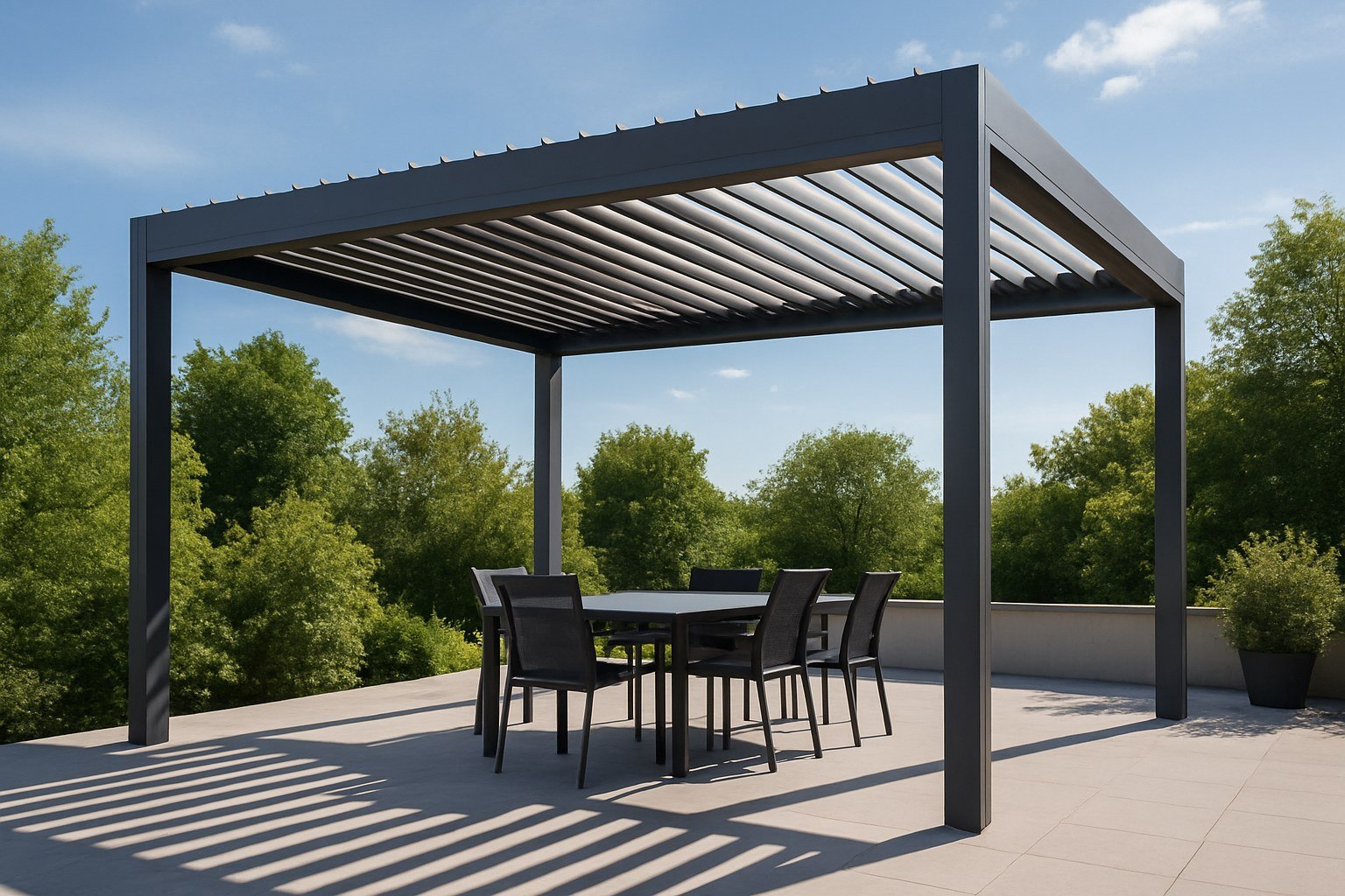 Pérgola bioclimática con techo de lamas de aluminio orientables parcialmente abierto