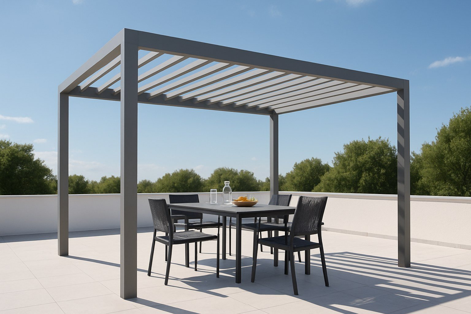 Pérgola de aluminio clásica sobre un conjunto de comedor de terraza