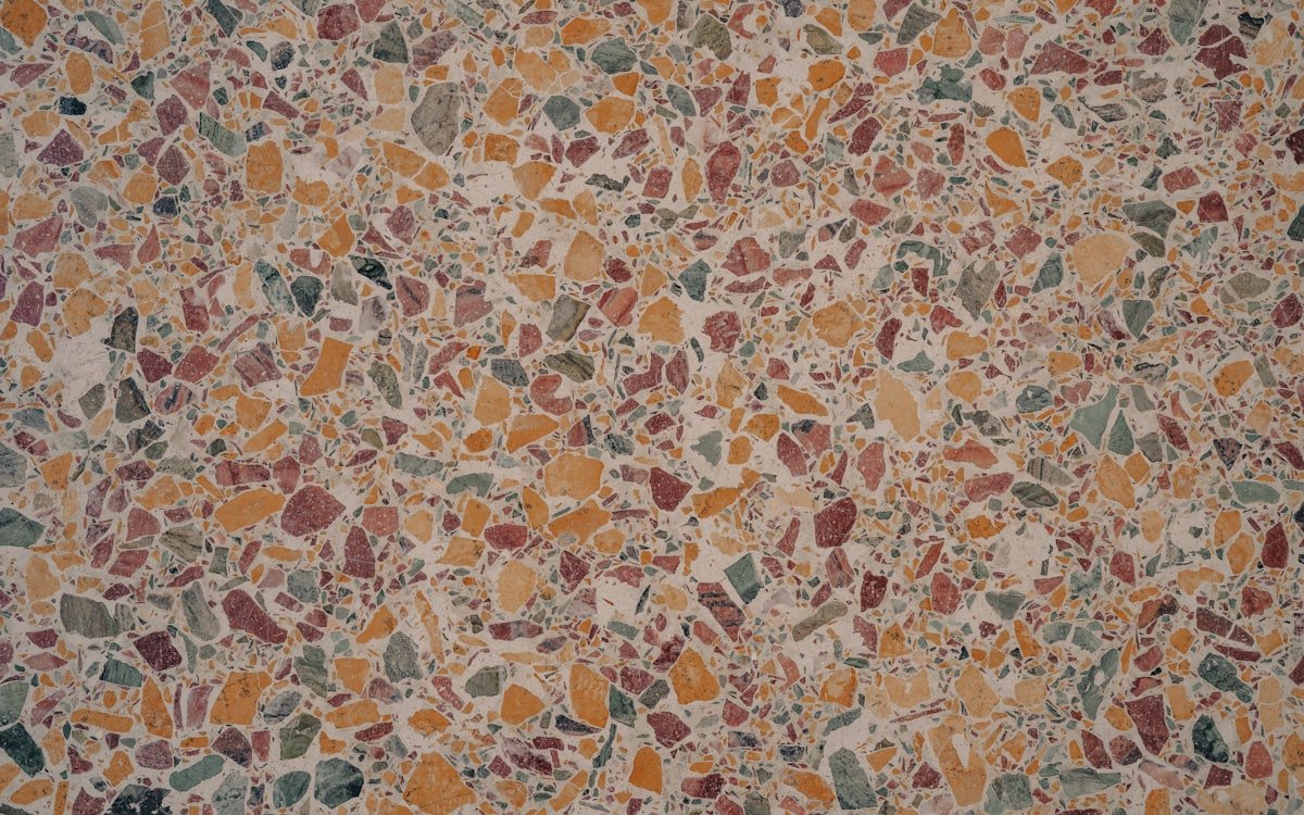 Detalle de suelo de terraza combinando distintos materiales y colores