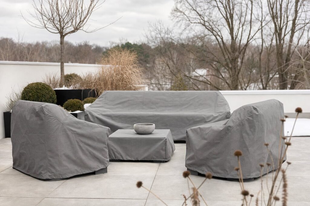 Muebles de exterior protegidos con fundas transpirables en invierno