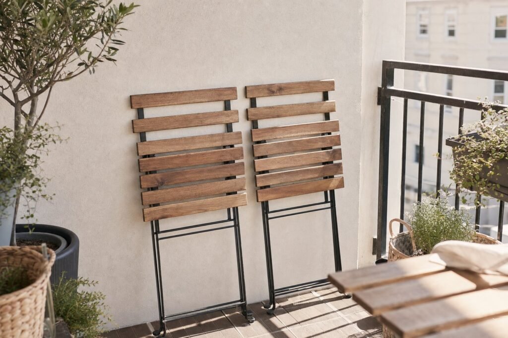 Sillas de exterior plegables recogidas en un balcón pequeño